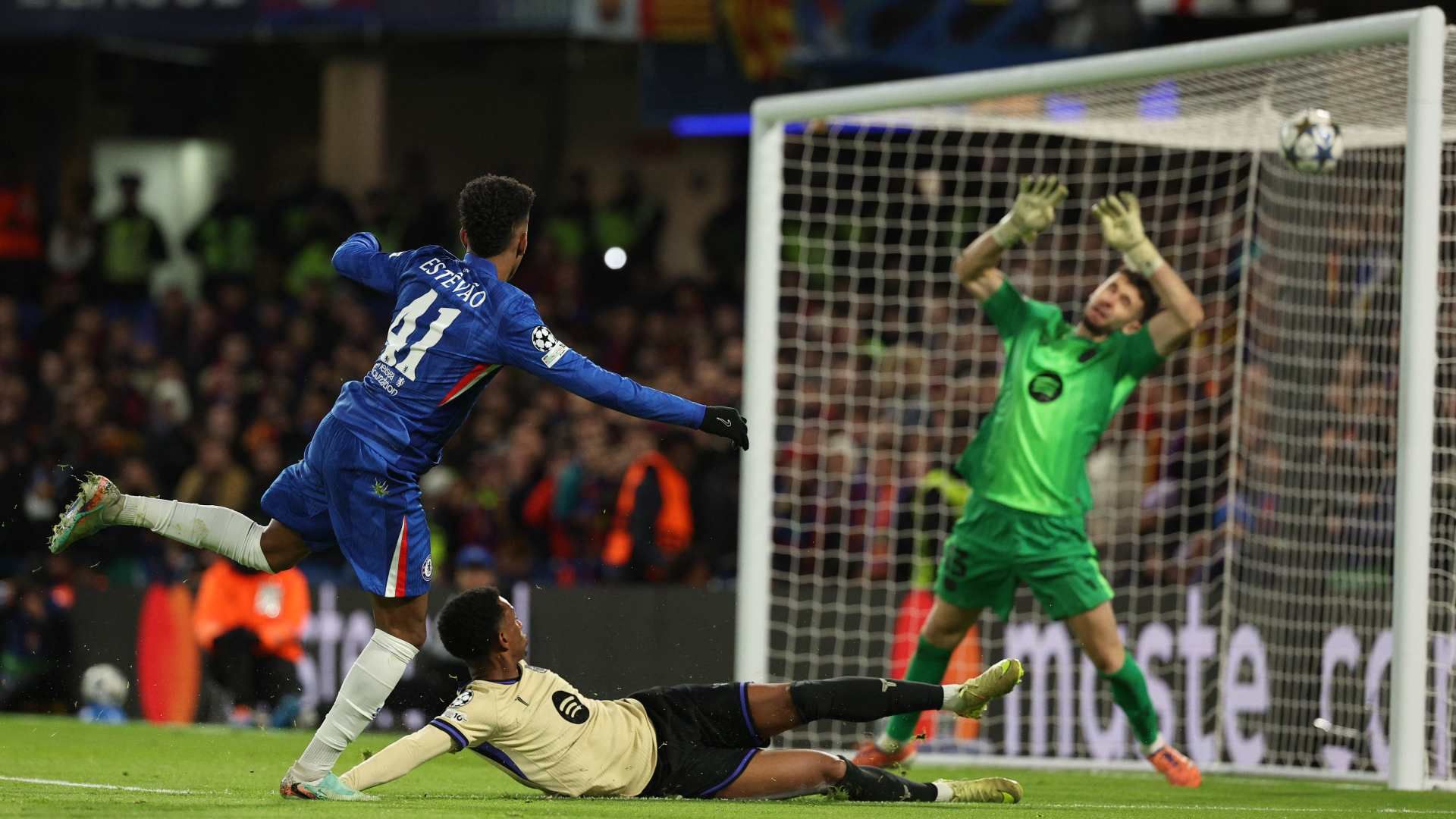 バルセロナDF切り裂いたチェルシーの18歳FWエステヴァン「言葉が